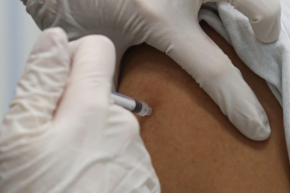 의료진이 1일 서울 서대문구 예방접종센터에서 시민에게 코로나바이러스감염증-19(코로나19) 백신을 접종하고 있다. ⓒ뉴시스