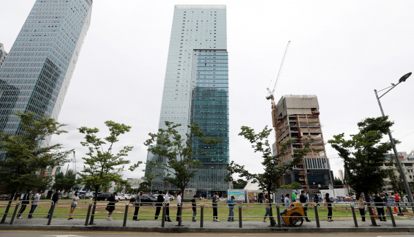 서울 용산구 용산역 임시선별진료소에서 시민들이 길게 줄 서 있다.