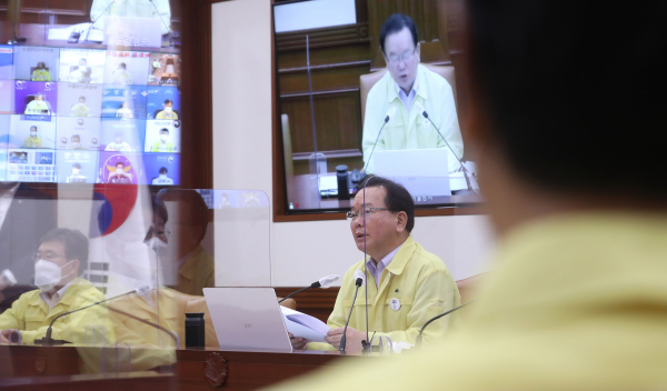 김부겸 국무총리가 3일 오전 서울 종로구 정부서울청사에서 열린 코로나19 중앙재난안전대책본부(중대본) 회의에 참석해 발언하고 있다.