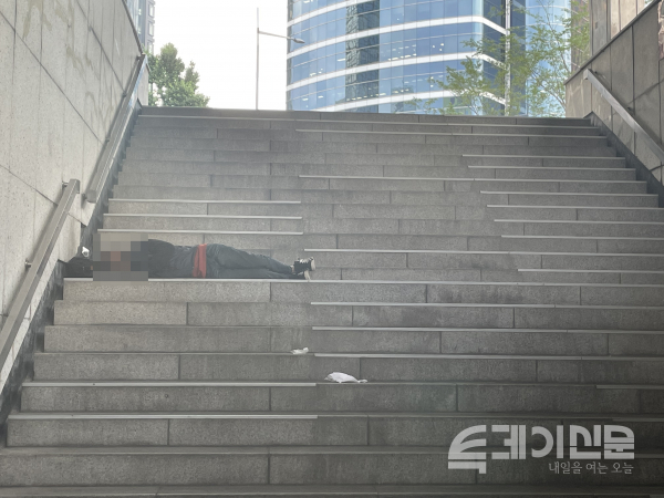 서울역 지하계단에서 한 노숙인이 잠을 청하고 있다. ⓒ투데이신문