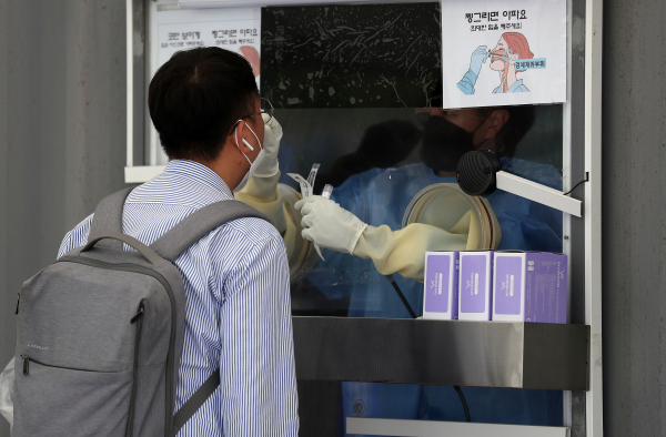 9일 오전 서울 중구 서울광장 임시선별검사소에서 의료진이 검체를 채취하고 있다.