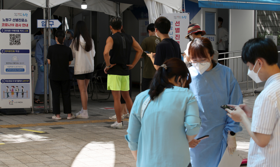 시민들이 지난 8일 서울 노원구보건소 선별진료소에서 코로나바이러스감염증-19(코로나19) 검사를 받기 위해 대기하고 있다. ⓒ뉴시스