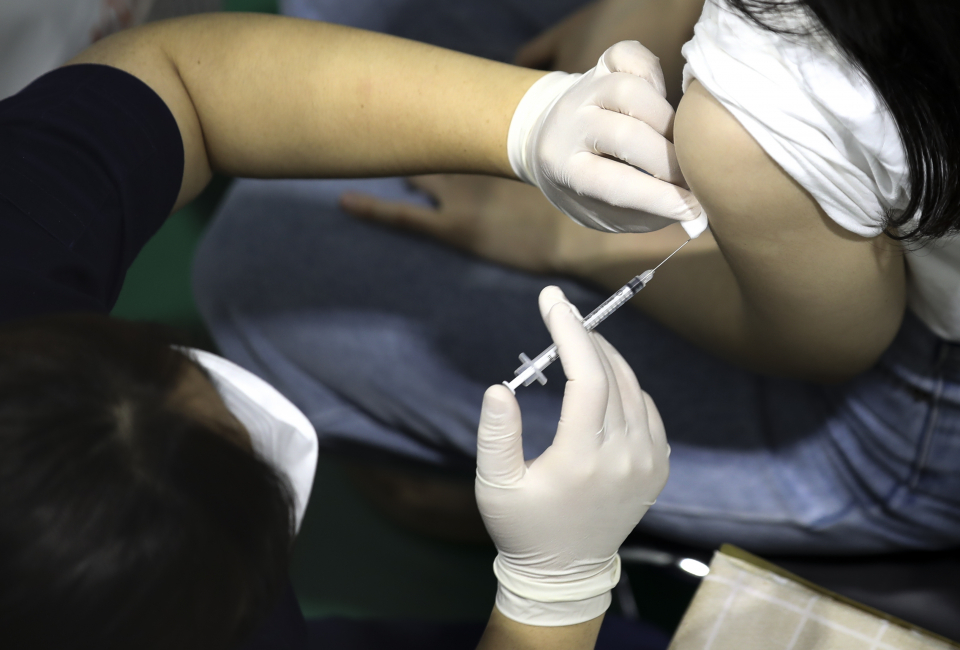 의료진이 지난 13일 서울 서대문구 북아현문화체육센터에 설치된 코로나바이러스감염증-19(코로나19) 예방접종센터에서 시민에게 백신을 접종하고 있다. ⓒ뉴시스