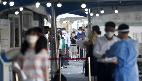 15일 오전 서울역 광장에 마련된 중구 임시 선별검사소에서 시민들이 검사를 받기 위해 기다리고 있다.