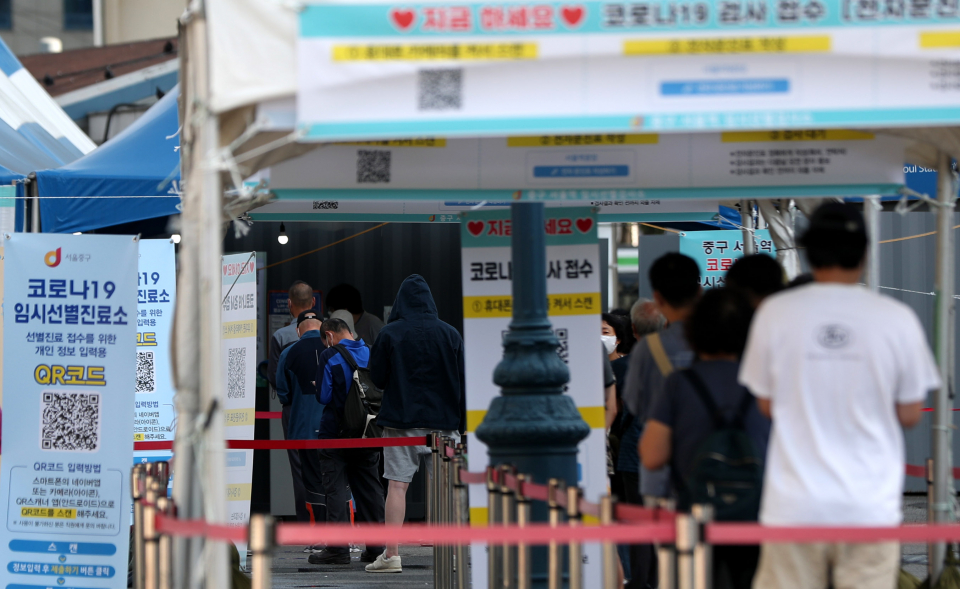 서울 중구 서울역 광장 임시선별검사소에서 시민들이 코로나19 검사를 받기 위해 줄지어 서 있다.