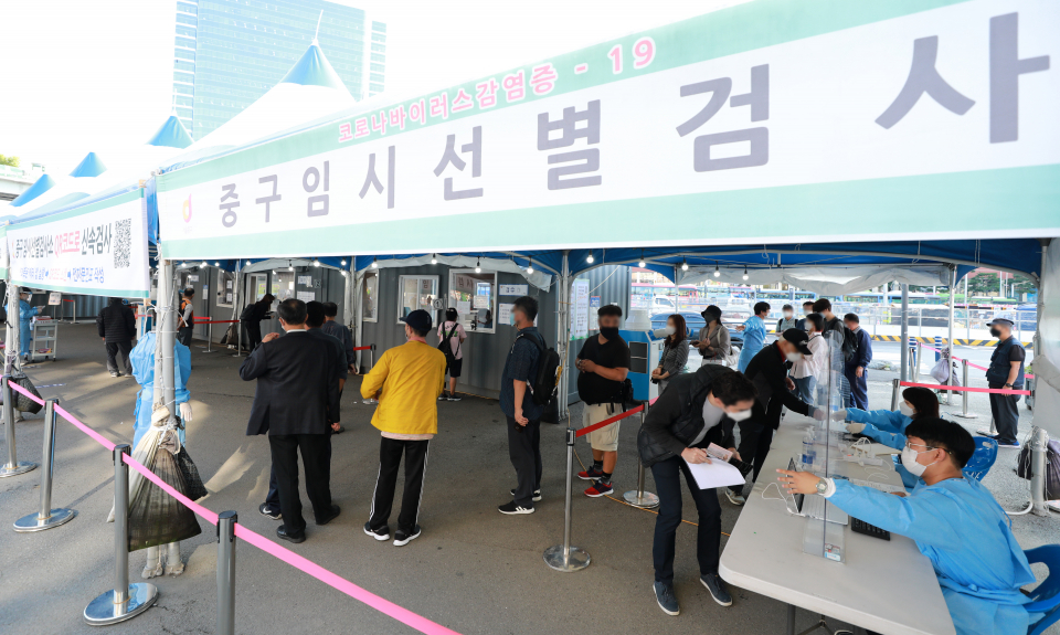 시민들이 24일 서울 중구 서울역광장에 설치된 코로나바이러스감염증-19(코로나19) 임시선별검사소에서 코로나19 검사를 받기 위해 줄을 서 있다. ⓒ뉴시스