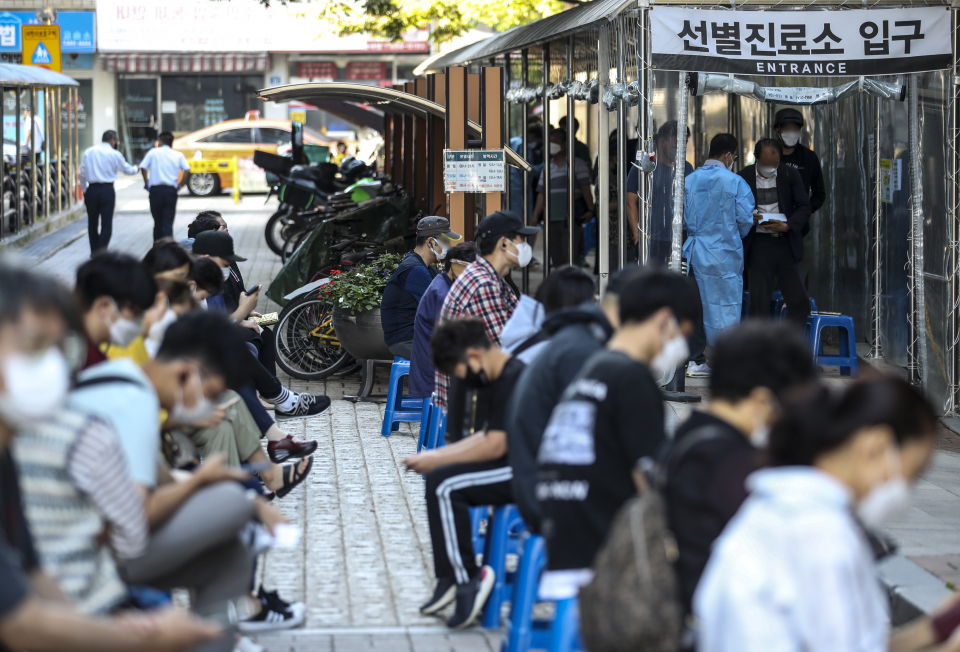 시민들이 지난 24일 서울 관악구보건소에 마련된 코로나바이러스감염증-19(코로나19) 선별진료소에서 검사를 받기 위해 대기하고 있다. ⓒ뉴시스