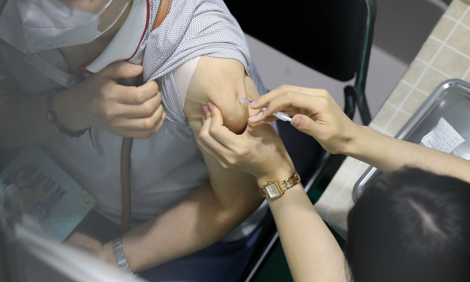 한 시민이 27일 서울 서대문구 북아현체육문화센터에 설치된 코로나바이러스감염증-19(코로나19) 백신예방접종센터에서 백신을 접종 받고 있다. ⓒ뉴시스