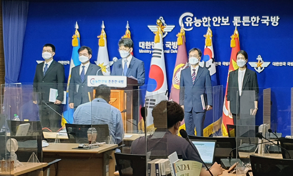 박재민 국방부 차관이 9일 오전 국방부에서 공군 성추행 피해자 사망사건 중간 수사결과를 발표하고 있다