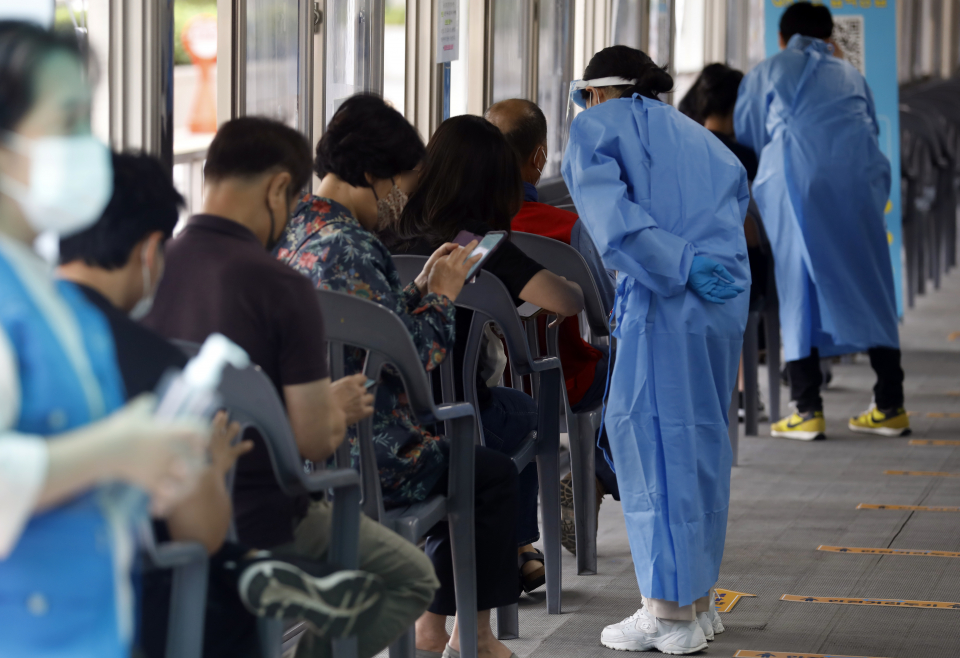 28일 서울 동대문구 코로나19 선별진료소를 찾은 시민이 검사를 기다리고 있다.