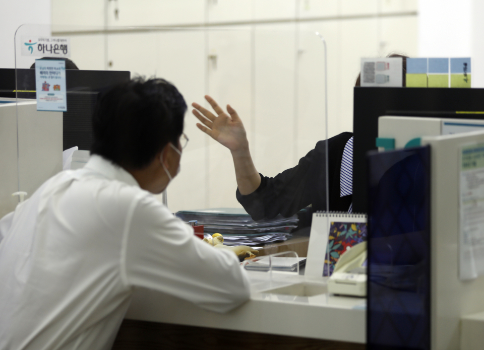 서울의 한 시중은행 대출 창구에서 한 고객이 직원으로부터 안내를 받고 있다. ⓒ뉴시스