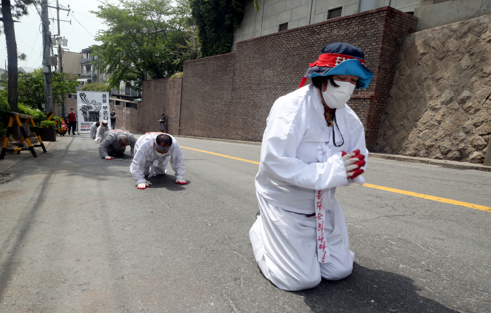 지난 4월 아시아나케이오 해고노동자들이 서울 용산구 한남동 일대에서 원직복직을 위한 오체투지 행진을 하는 모습