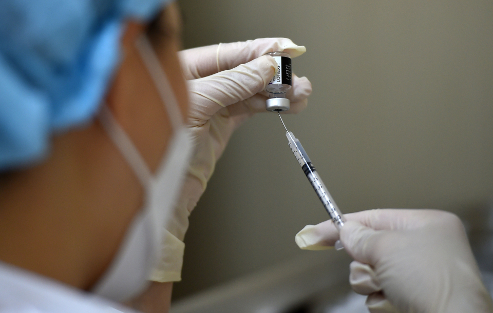 의료진이 지난 29일 대구 중구 계명대 대구동산병원에 마련된 코로나바이러스감염증-19(코로나19) 예방접종센터에서 화이자 백신 접종을 준비하고 있다. ⓒ뉴시스