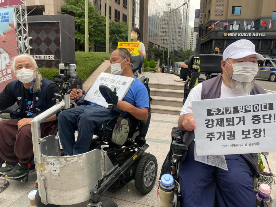 (가운데) 이규식 활동가 ⓒ전국장애인차별철페연대 페이스북