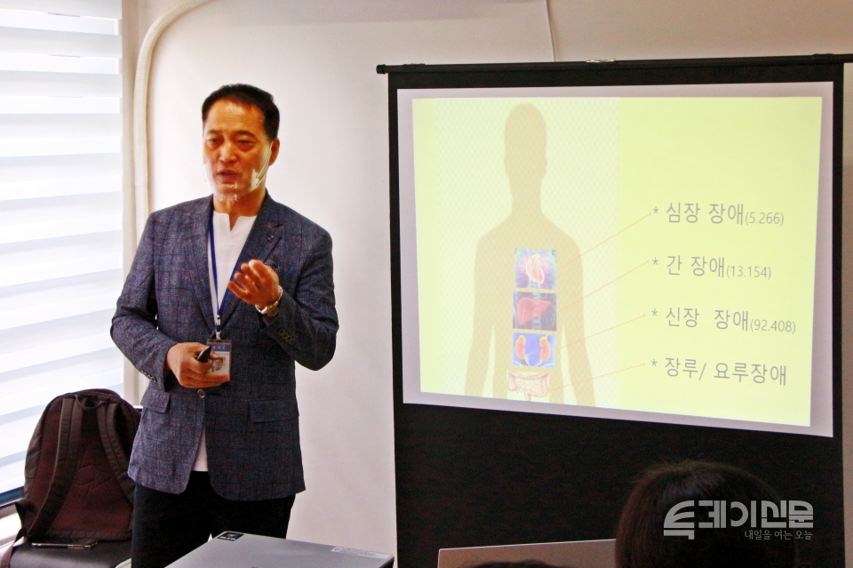 장애인식개선강사 이만덕씨(간·신장장애인)가 지난 6월 24일 서울 강서구의 한 아파트 관리사무실에서 장애인식개선 교육을 진행하고 있다. ⓒ투데이신문