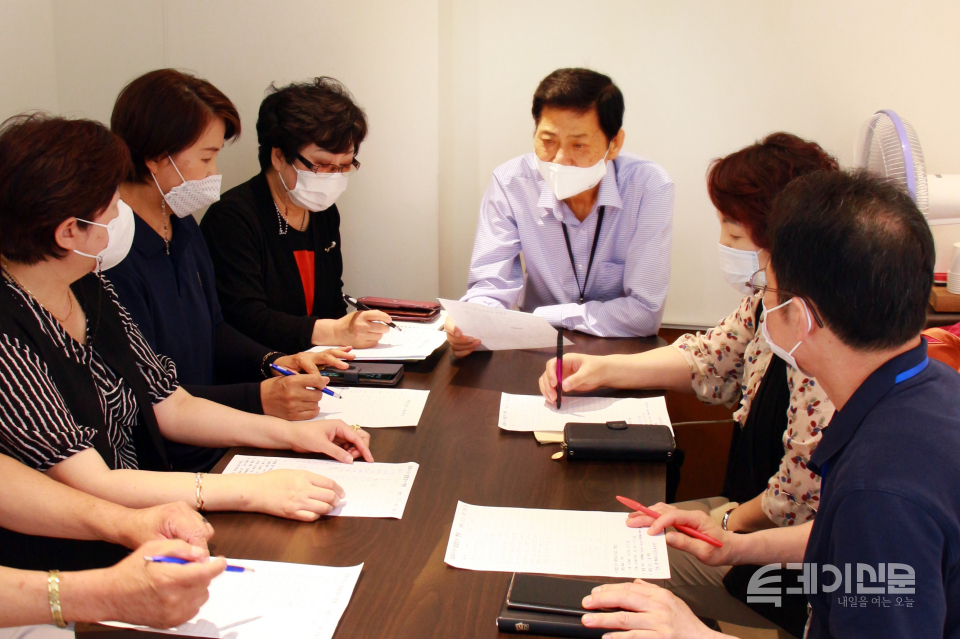 신장 장애인인 세우리협동조합 이한수 본부장(오른쪽에서 세 번째)이 지난 7월 6일 서울 금천구 세우리협동조합에서 동료들과 회의를 하고 있다.