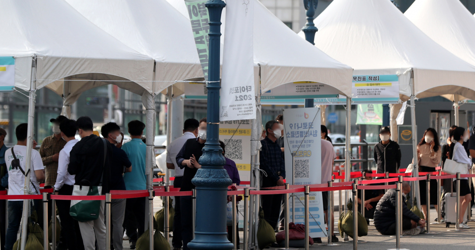 코로나19 확진자수가 2000명 대가 유지되고 있는 1일 오전 서울역광장에 설치된 코로나19 임시선별검사소에서 시민들이 검사를 받기 위해 줄 서 있다.