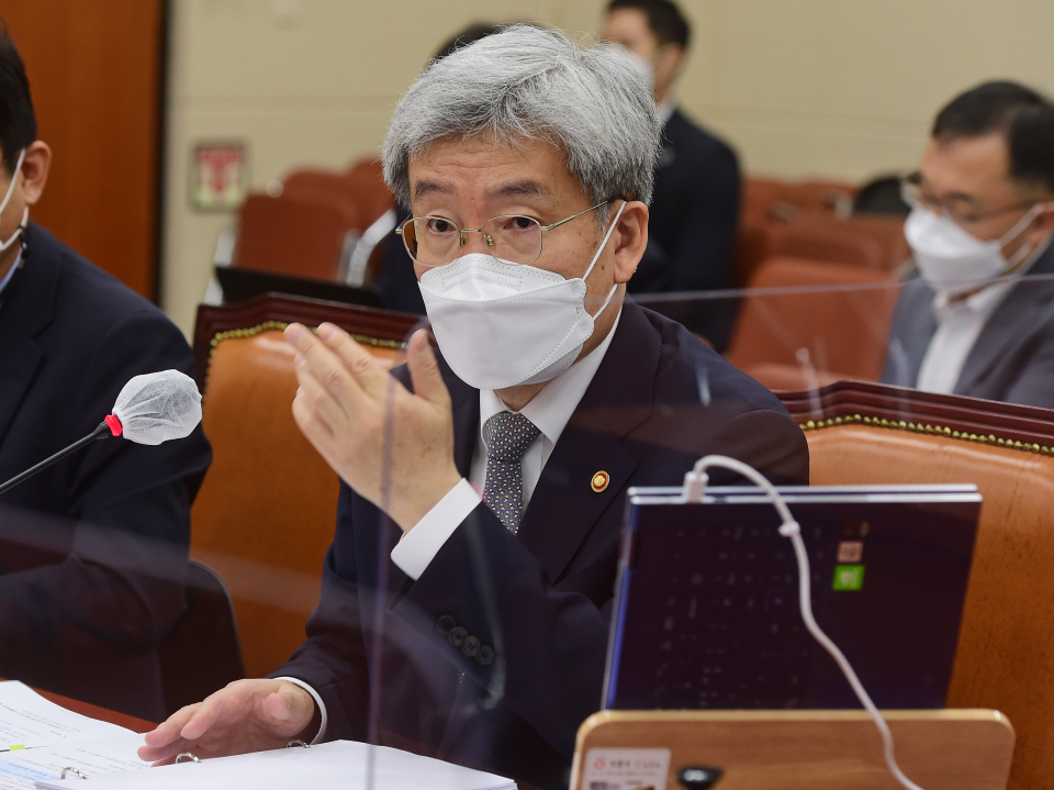 금융위원회 고승범 위원장이 6일 서울 여의도 국회에서 열린 정무위원회의 금융위원회의 국정감사에서 의원 질의에 답변하고 있다. ⓒ뉴시스