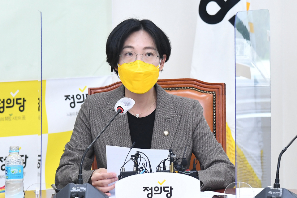 정의당 장혜영 의원이 지난 9월 28일 서울 여의도 국회에서 열린 의원총회에서 발언하고 있다. ⓒ뉴시스