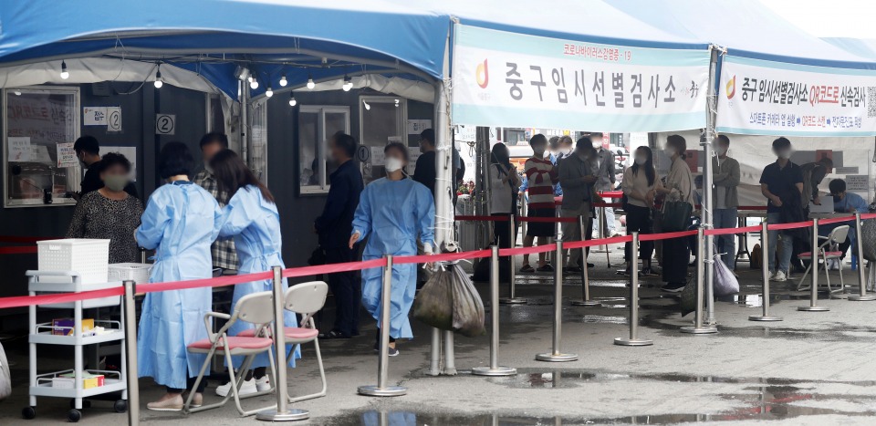 시민들이 8일 오전 서울 중구 서울역 광장에 마련된 코로나바이러스감염증-19(코로나19) 임시선별검사소에서 검사를 받기 위해 줄을 서고 있다. ⓒ뉴시스