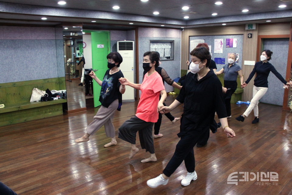 룩스빛 시각장애인 무용단원들이 지난 8일 서울 동작구 룩스빛 연습실에서 무용 연습을 하고 있다. ⓒ투데이신문