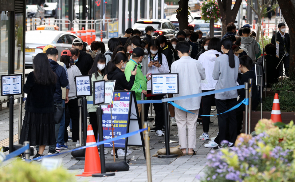 12일 오전 서울 송파구보건소 선별진료소에 시민들이 검사를 받기 위해 대기하고 있다.
