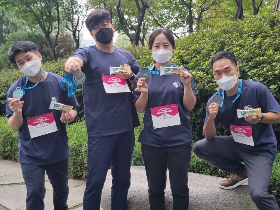 비대면 레이스에 참여한 매일유업 동호회원들이 참가자에게 제공되는 티셔츠, 메달과 셀렉스 제품을 들고 기념촬영에 나선 모습 ⓒ매일유업