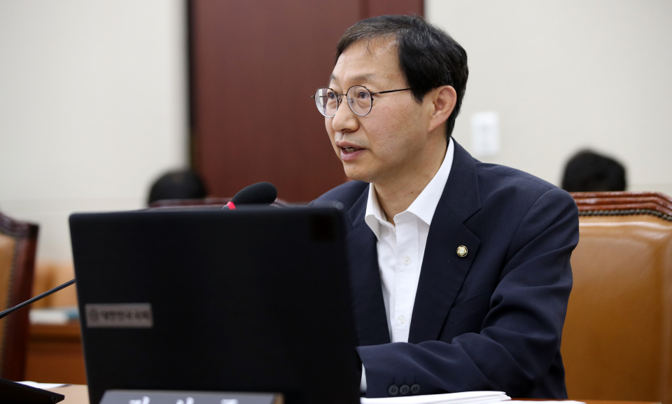 더불어민주당 김성주 의원이 지난 2020년 6월 17일 서울 여의도 국회에서 열린 보건복지위원회 제1차 전체회의에서 발언하고 있다. ⓒ뉴시스