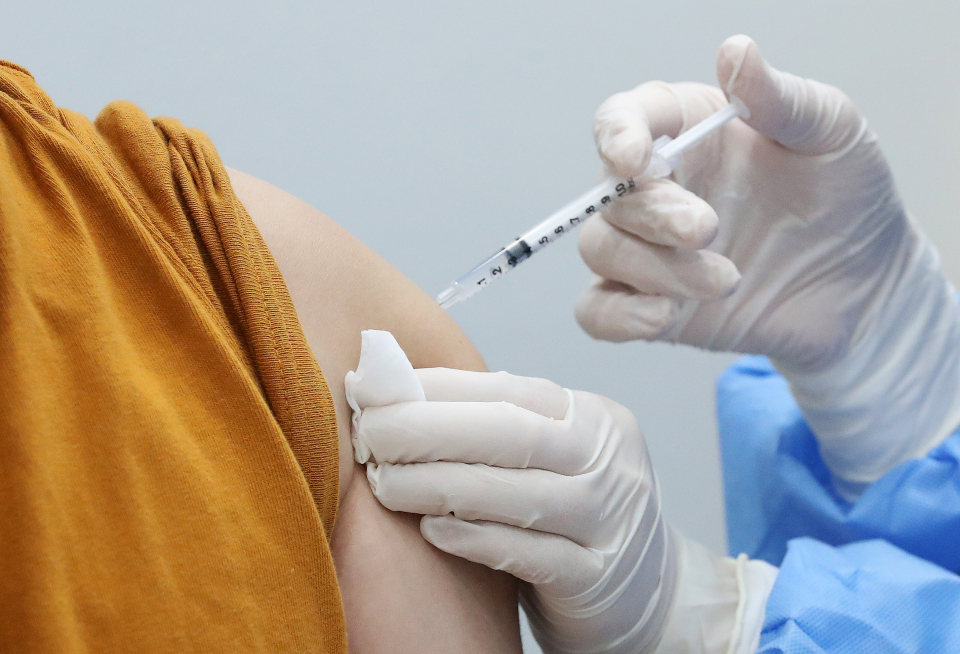의료진이 지난 13일 서울 도봉구청에 마련된 코로나바이러스감염증-19(코로나19) 예방접종센터에서 시민에게 백신을 접종하고 있다. ⓒ뉴시스