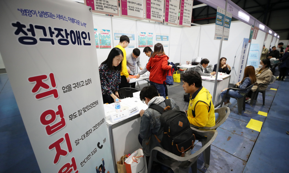 지난 2019년 4월 17일 서울 강남구 서울무역전시컨벤션센터(SETEC)에서 열린 ‘제16회 서울시 장애인취업박람회’를 찾은 구직자들이 상담 신청서를 작성하고 있는 모습ⓒ뉴시스