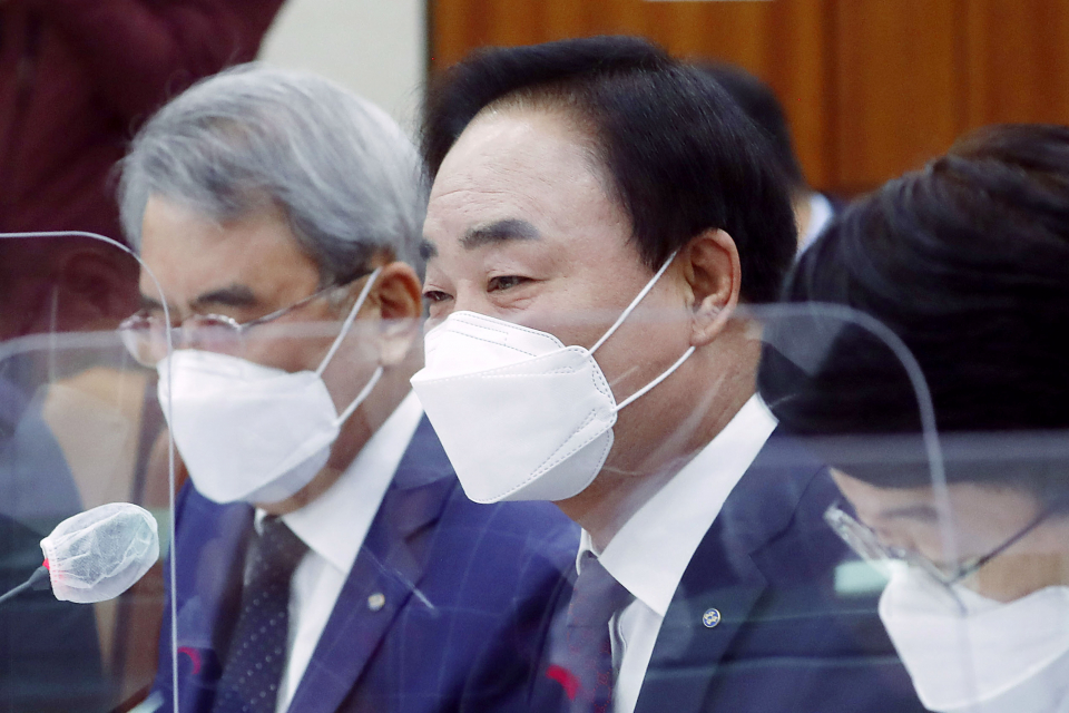 19일 서울 여의도 국회에서 열린 농림축산식품해양수산위원회의 수산업협동조합중앙회 등에 대한 국정감사에서 수산업협동조합중앙회 임준택 회장이 질의에 답변하고 있다. ⓒ뉴시스