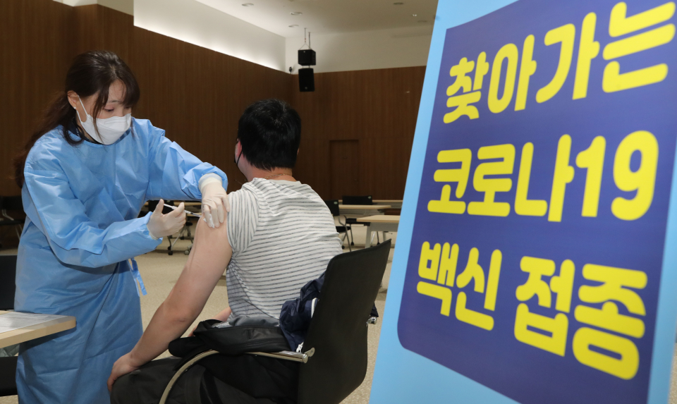 의료진이 지난 19일 서울 동작구 노량진수산시장 대회의실에 설치된 찾아가는 코로나바이러스감염증-19(코로나19) 백신 접종 센터에서 시장종사자에게 얀센 백신을 접종하고 있다. ⓒ뉴시스