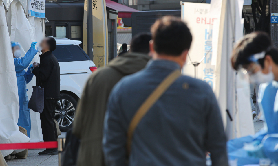 25일 오전 서울 종로구 흥인지문 인근에 설치된 찾아가는 선별진료소에서 시민이 검사를 받고 있다.
