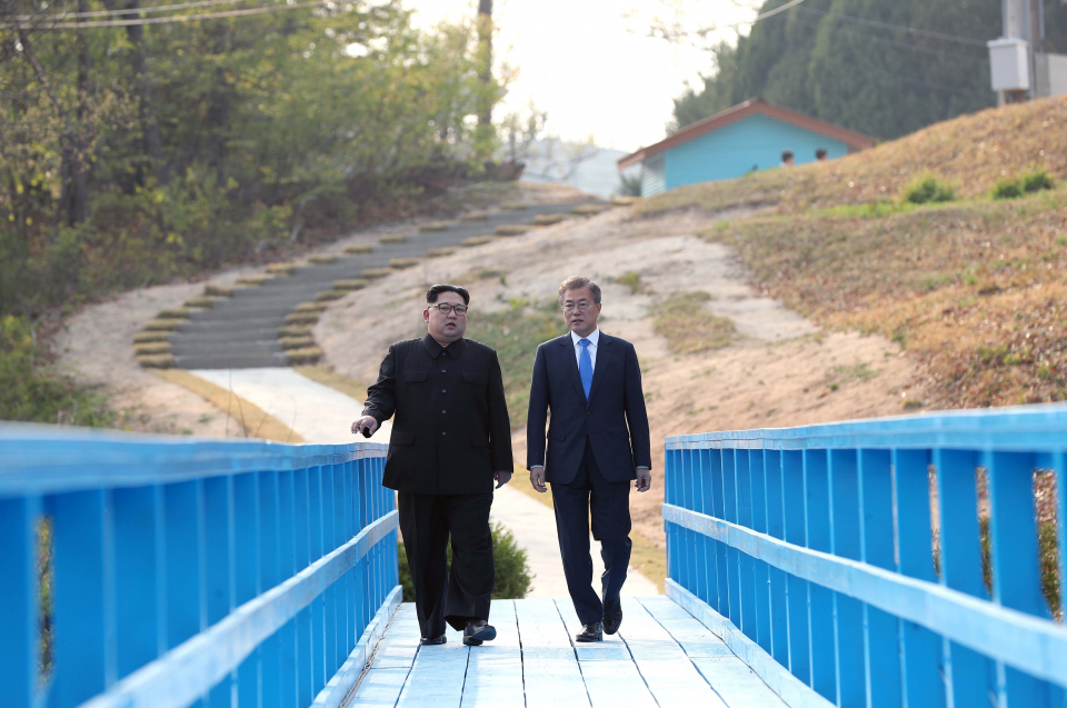 김정은 북한 국무위원장과 문재인 대통령이 도보다리에서 대화를 나누고 있다. ⓒ뉴시스
