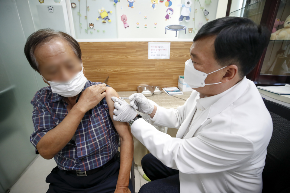 백신 접종을 마친 지 6개월이 지난 60세 이상 고령층 시민이 지난 25일 서울 노원구 미즈아이산부인과에서 백신 추가접종을 받고 있다. ⓒ뉴시스