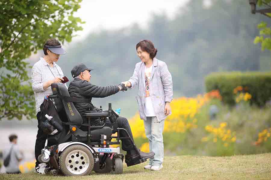 내부장애인협회 황정희 이사장(오른쪽)이 장애인과 함께 사진 촬영을 하고 있다. 사진제공 = 내부장애인협회