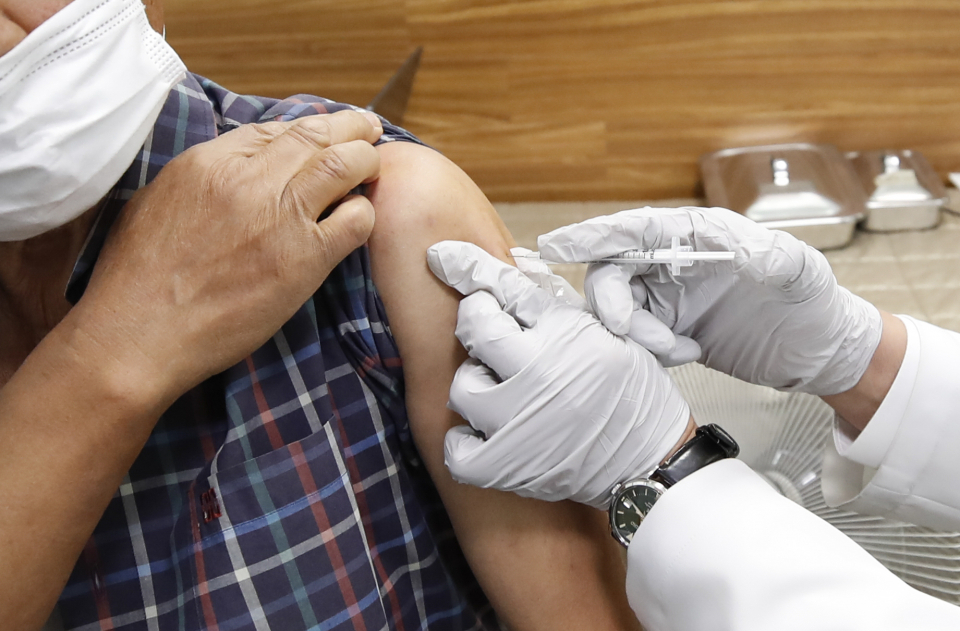 한 시민이 지난 25일 서울 노원구 미즈아이산부인과에서 코로나바이러스감염증-19(코로나19) 백신을 접종 받고 있다. ⓒ뉴시스