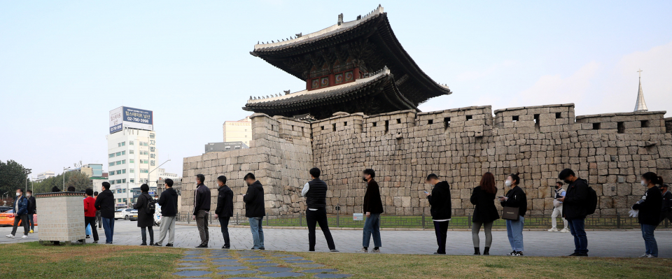 1일 오전 서울 종로구 흥인지문 인근에 설치된 찾아가는 선별진료소에서 시민들이 코로나19 검사를 받기 위해 길게 줄 지어 서 있다.