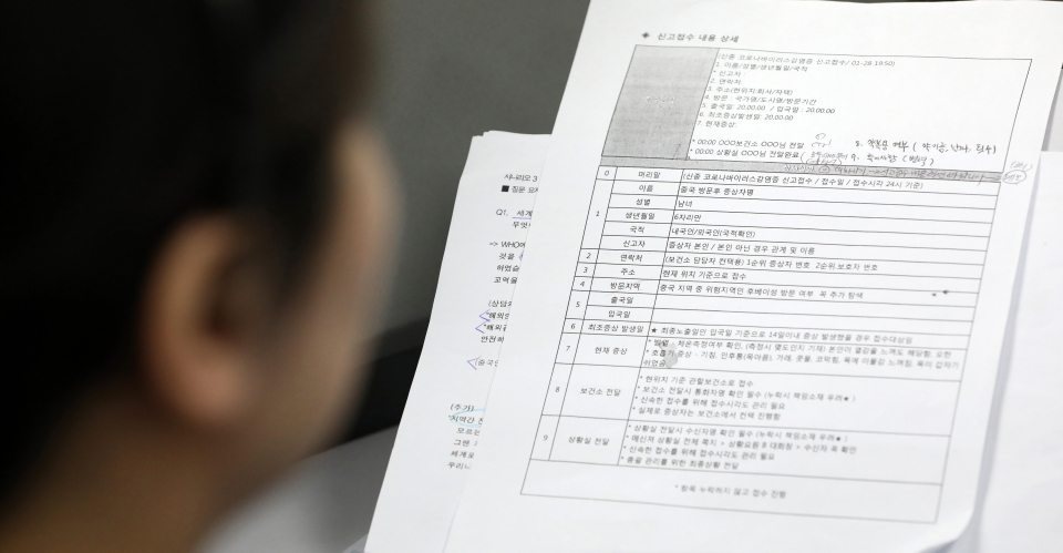 서울 영등포구 질병관리본부 1339콜센터에서 한 상담원의 책상 위에 응대요령이 적힌 종이가 놓여있다.