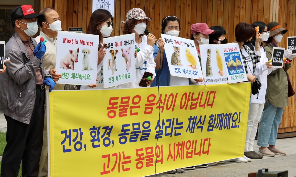 ‘비건(Vegan)을 지향하는 모든 사람들’ 회원들이 지난 2020년 5월 17일 서울 종로구 광화문광장에서 ‘육식중단, 동물해방 촉구 기자회견’을 하고 있다. ⓒ뉴시스