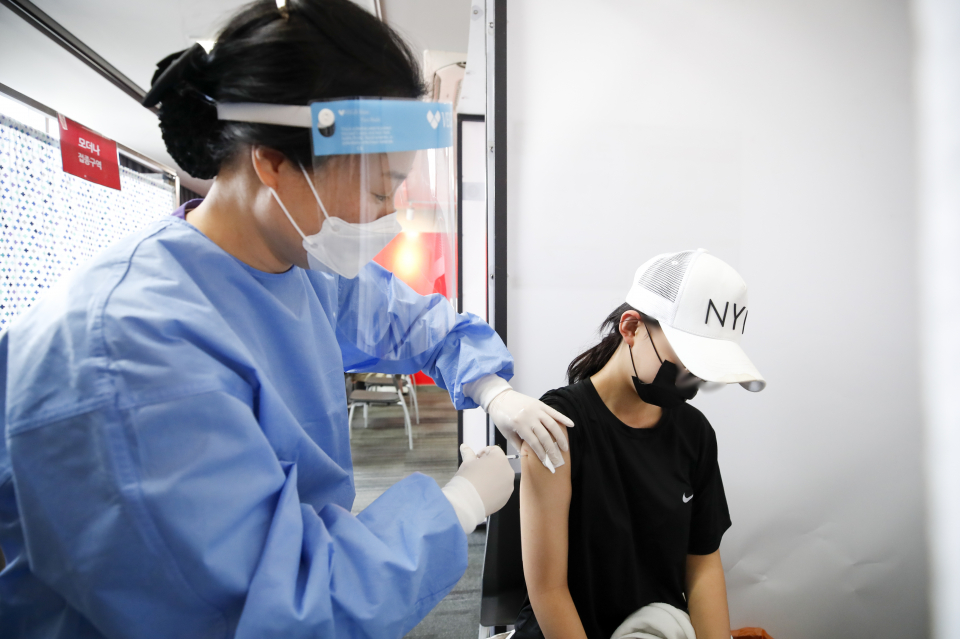 의료진이 지난 1일 서울의 한 병원에서 청소년에게 화이자 백신을 접종하고 있다. ⓒ뉴시스