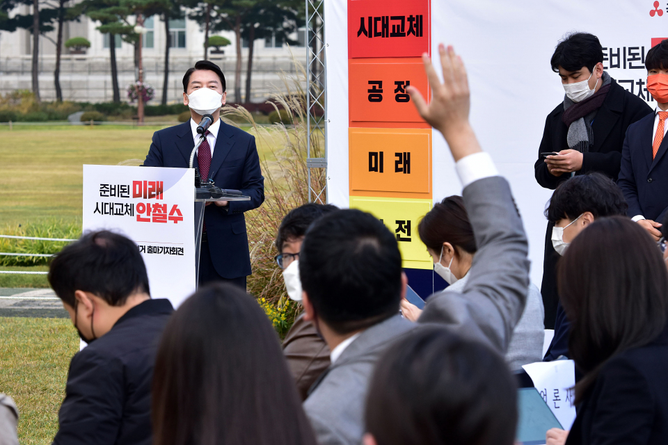 안철수 국민의당 대표가 지난 1일 오전 국회 잔디광장에서 20대 대통령 선거 출마 선언을 마치고 취재진의 질문을 받고 있다. ⓒ뉴시스