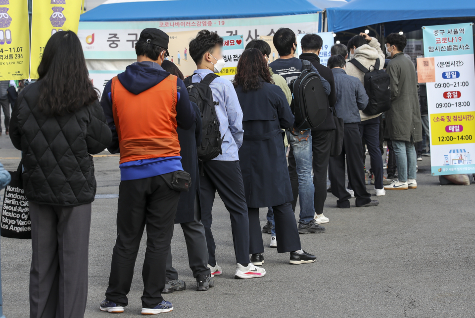 3일 오전 서울 중구 서울역광장에 설치된 임시선별검사소를 찾은 시민들이 코로나19 검사를 받기 위해 줄 서 있다.