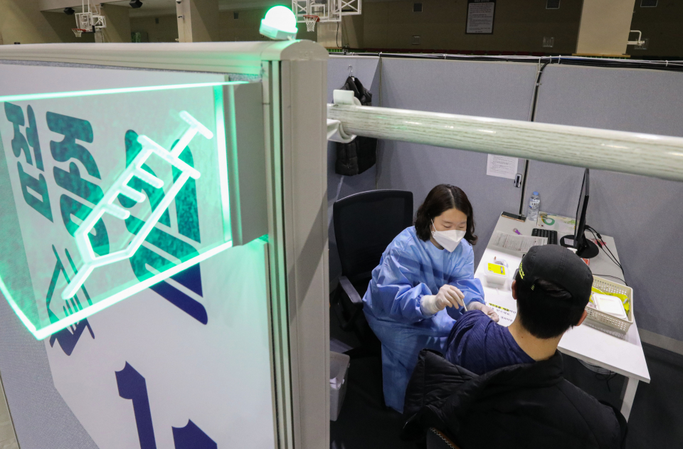 지난 10월 27일 의료진이 서울 동작구 예방접종센터에서 시민에게 코로나바이러스감염증-19(코로나19) 예방 백신을 접종하고 있다. ⓒ뉴시스