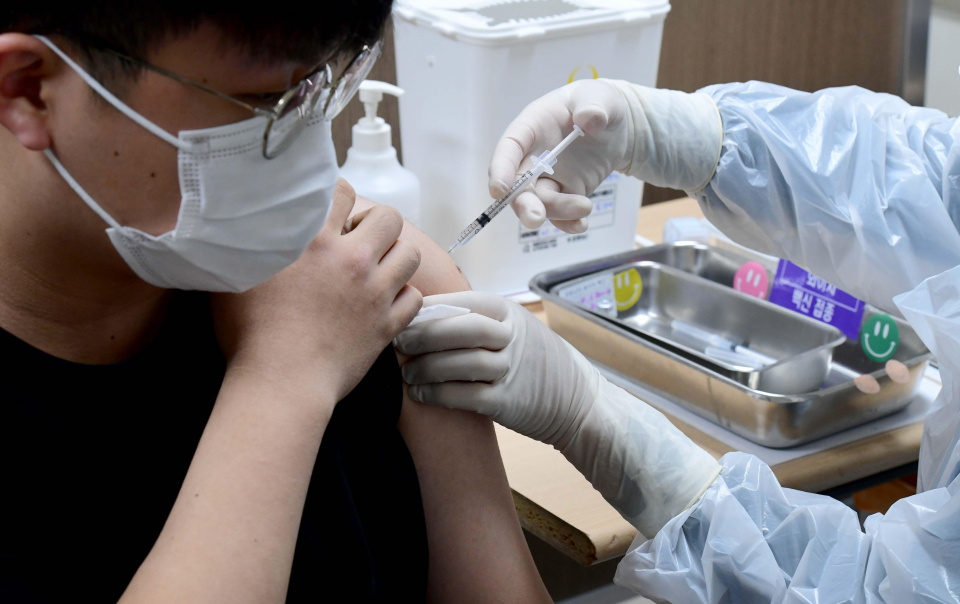 한 청소년이 지난 10월 18일 서울 양천구 홍익병원에서 코로나19 백신을 접종받고 있다. ⓒ뉴시스