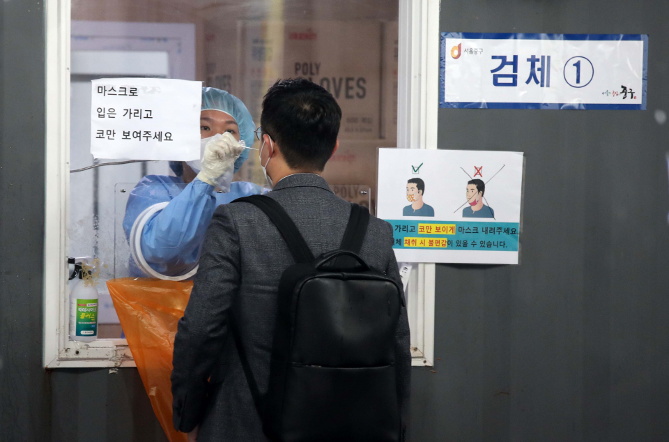 의료진이 8일 서울 중구 서울역광장에 마련된 코로나바이러스감염증-19(코로나19) 임시선별검사소에서 시민의 검체를 채취하고 있다. ⓒ뉴시스