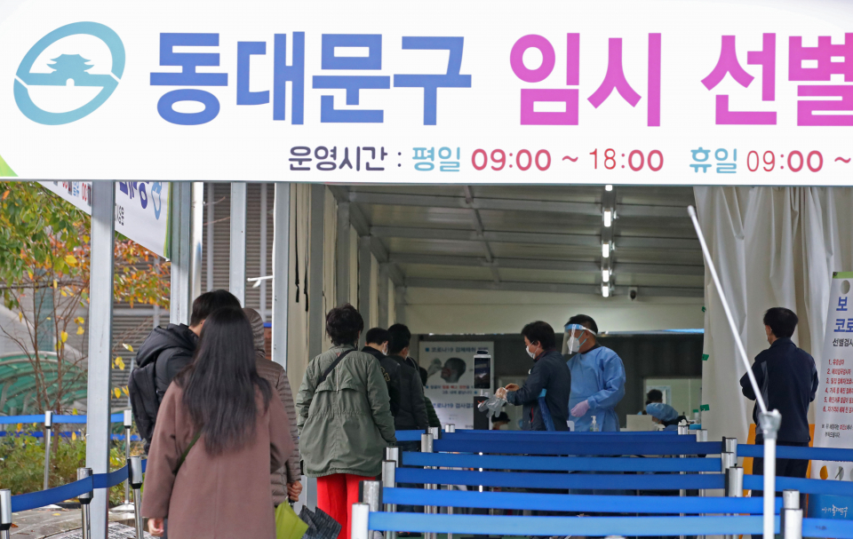 시민들이 9일 서울 동대문구 청량리역광장에 마련된 코로나바이러스감염증-19(코로나19) 임시선별검사소에서 검사를 받기 위해 대기하고 있다. ⓒ뉴시스