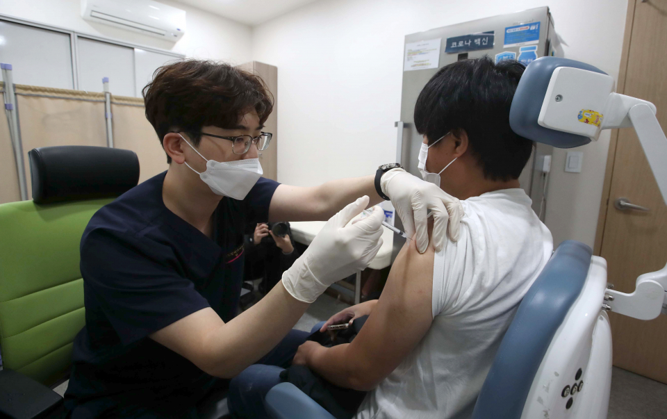 의료진이 지난 8일 서울 시내의 한 위탁의료기관에서 얀센 백신 접종자를 대상으로 추가접종(부스터샷)을 하고 있다. ⓒ뉴시스