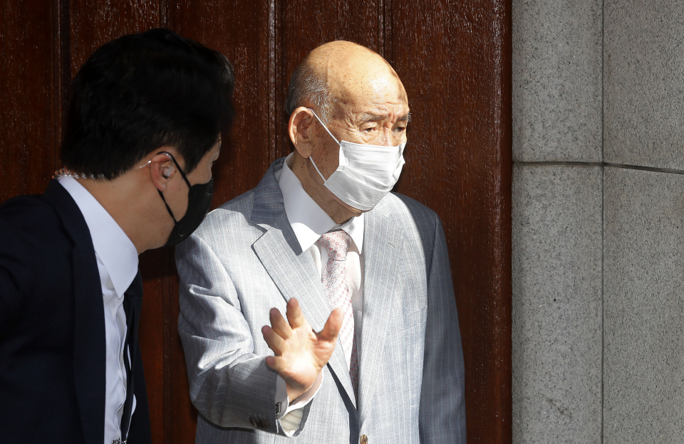 전두환씨가 지난 9일 사자명예훼손 혐의 항소심 3번째 재판에 출석하기 위해 서울 서대문구 연희동 자택을 나서고 있다. ⓒ뉴시스