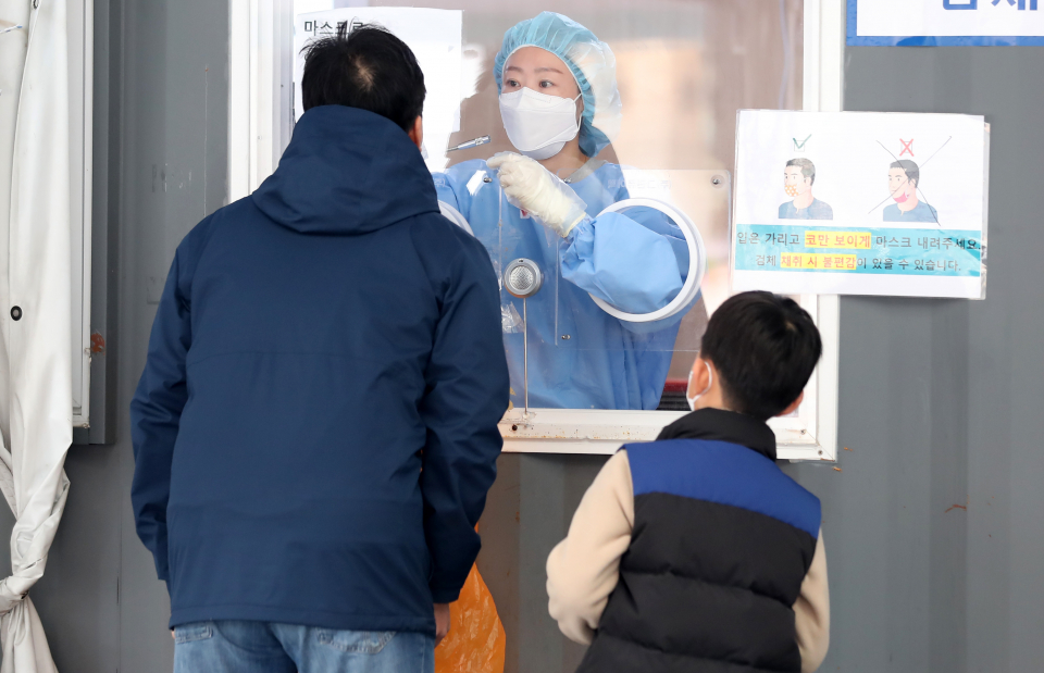 의료진이 지난 14일 서울 중구 서울역광장에 마련된 코로나바이러스감염증-19(코로나19) 임시선별검사소에서 시민이 검체를 채취하고 있다. ⓒ뉴시스